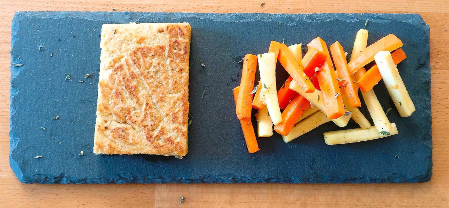 Kichererbsen-Tofu mit Karotten-Pastinaken-Gemüse