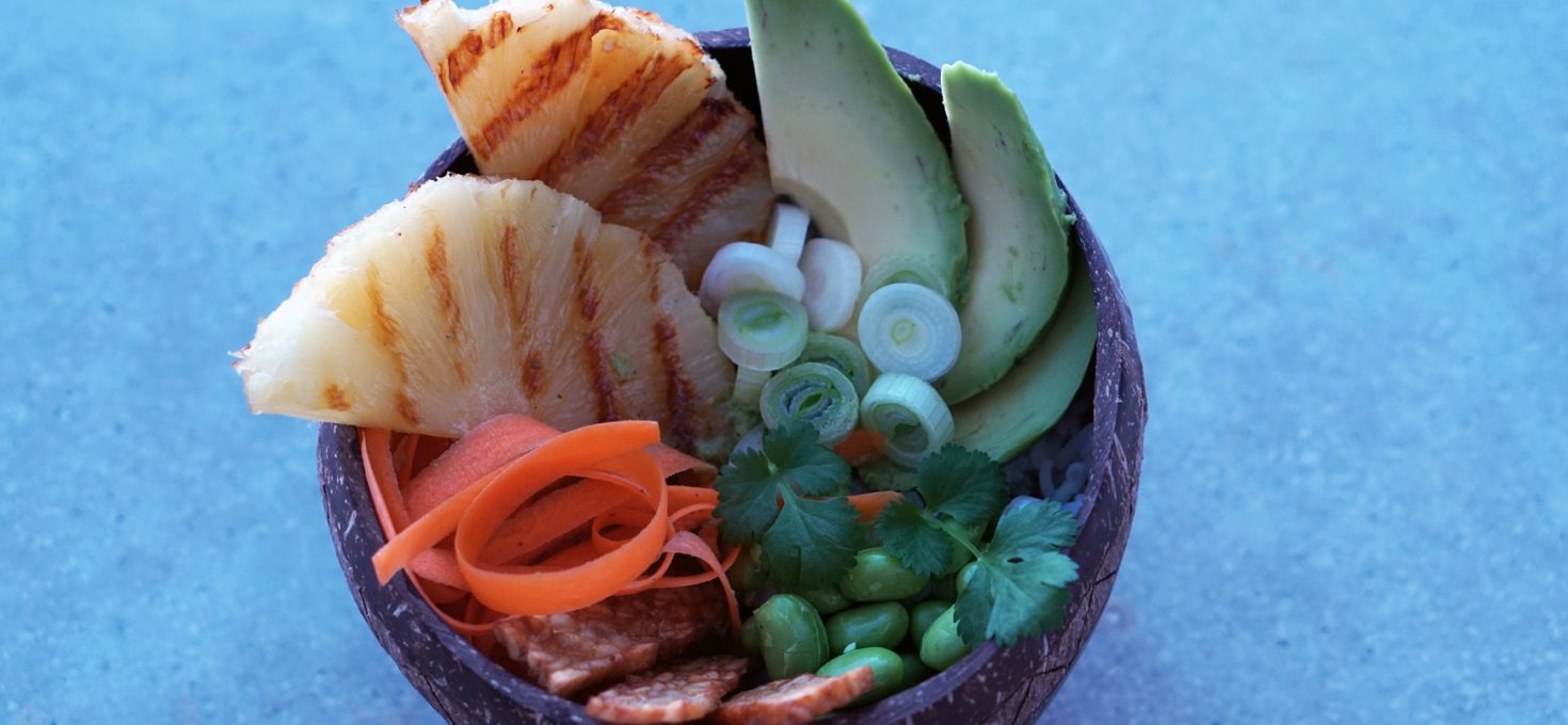 Poke Bowl mit Gurken-Koriander-Sesam-Soße