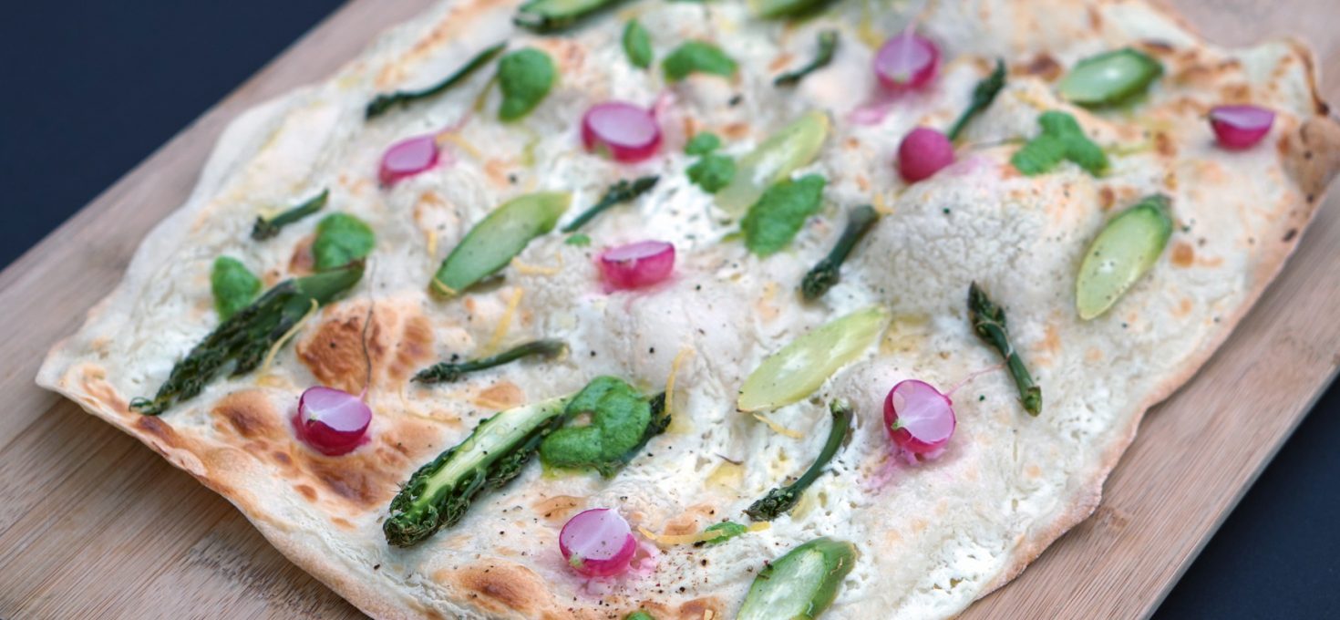 Spargel-Radieschen-Flammkuchen